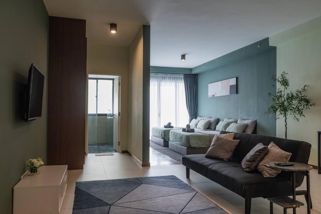 Deluxe Seaview Suite Twin Bed By The Only Bnb Tanjung Tokong Buitenkant foto
